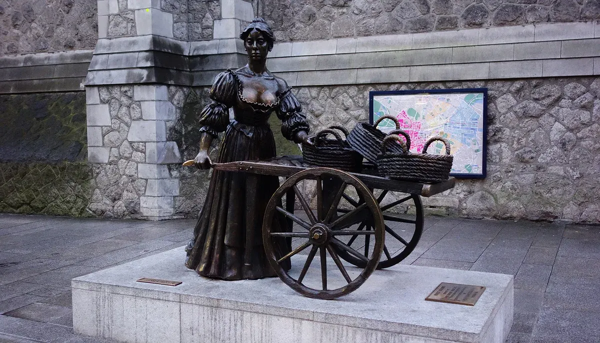The Molly Malone statue on Suffolk Street, a meeting point for day trips from Dublin to Cliffs of Moher, Ireland